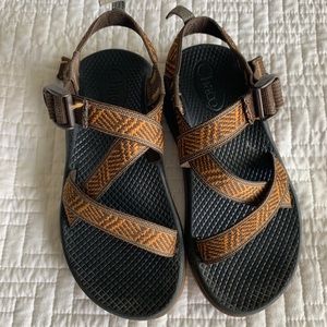 *LIKE NEW* Boys (Youth) Chacos Size 2